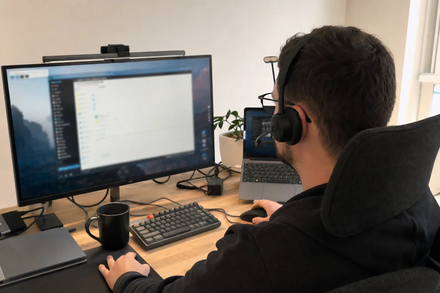 Technicus met headset bestuurt op afstand een computer via remote desktop